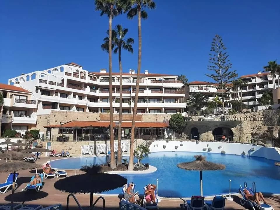 Czy warto kupić apartament na Teneryfie? Odkryj ukryte pułapki inwestycji