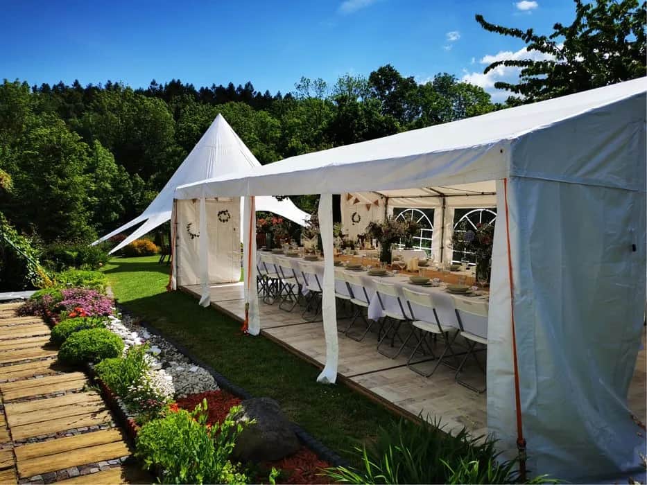 Ile kosztuje wynajem namiotu na komunie? Ceny, które zaskakują