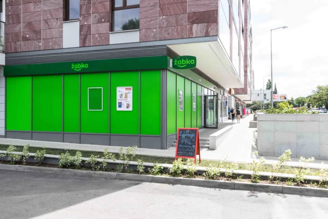 Czy Żabka płaci za wynajem lokalu? Odkryj koszty wynajmu i więcej